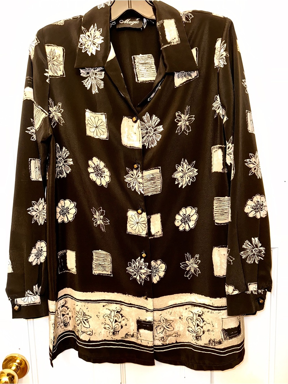 ⭐️ Vintage Large Magic Black & white blouse with shoulder pads